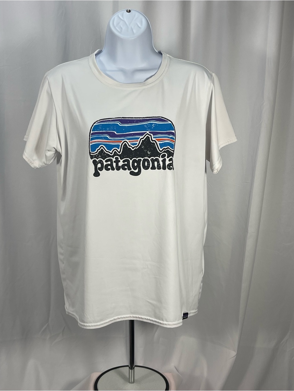 Patagonia White Short Sleeve Tee “Capilene Cool Daily” w/mountains logo - Picture 2 of 7